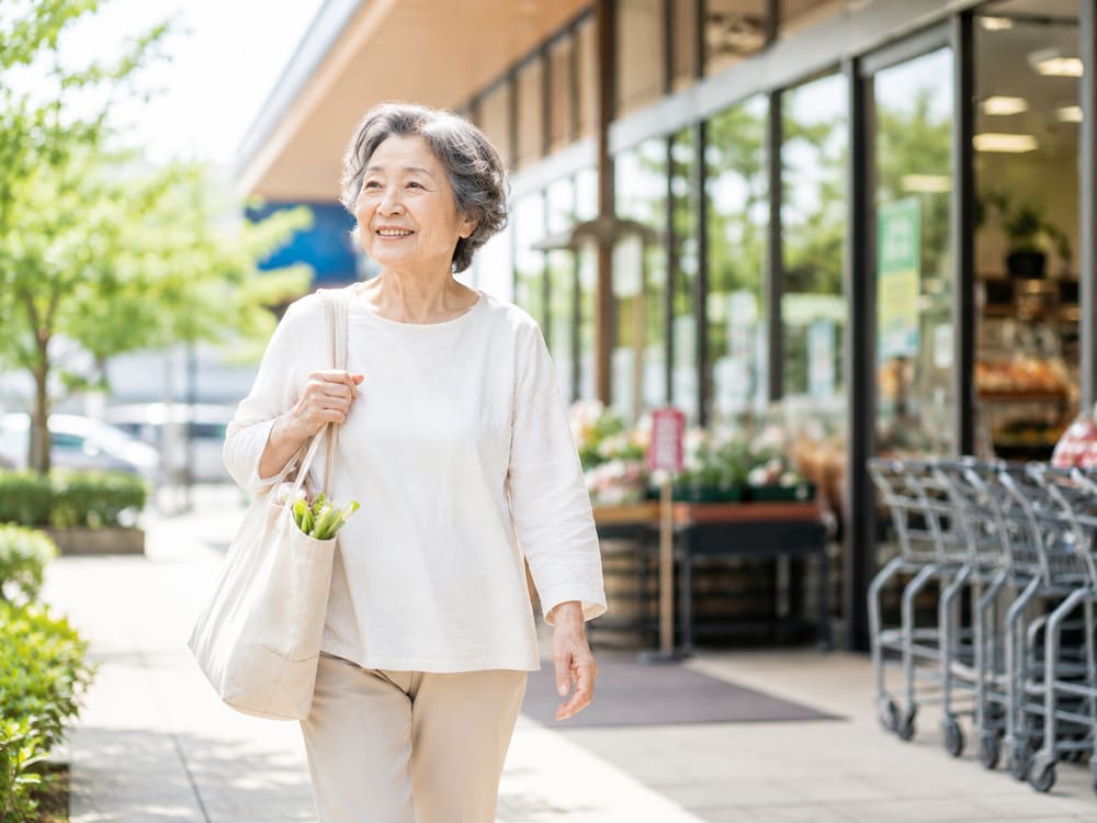 自分の足で買い物に出かけている様子