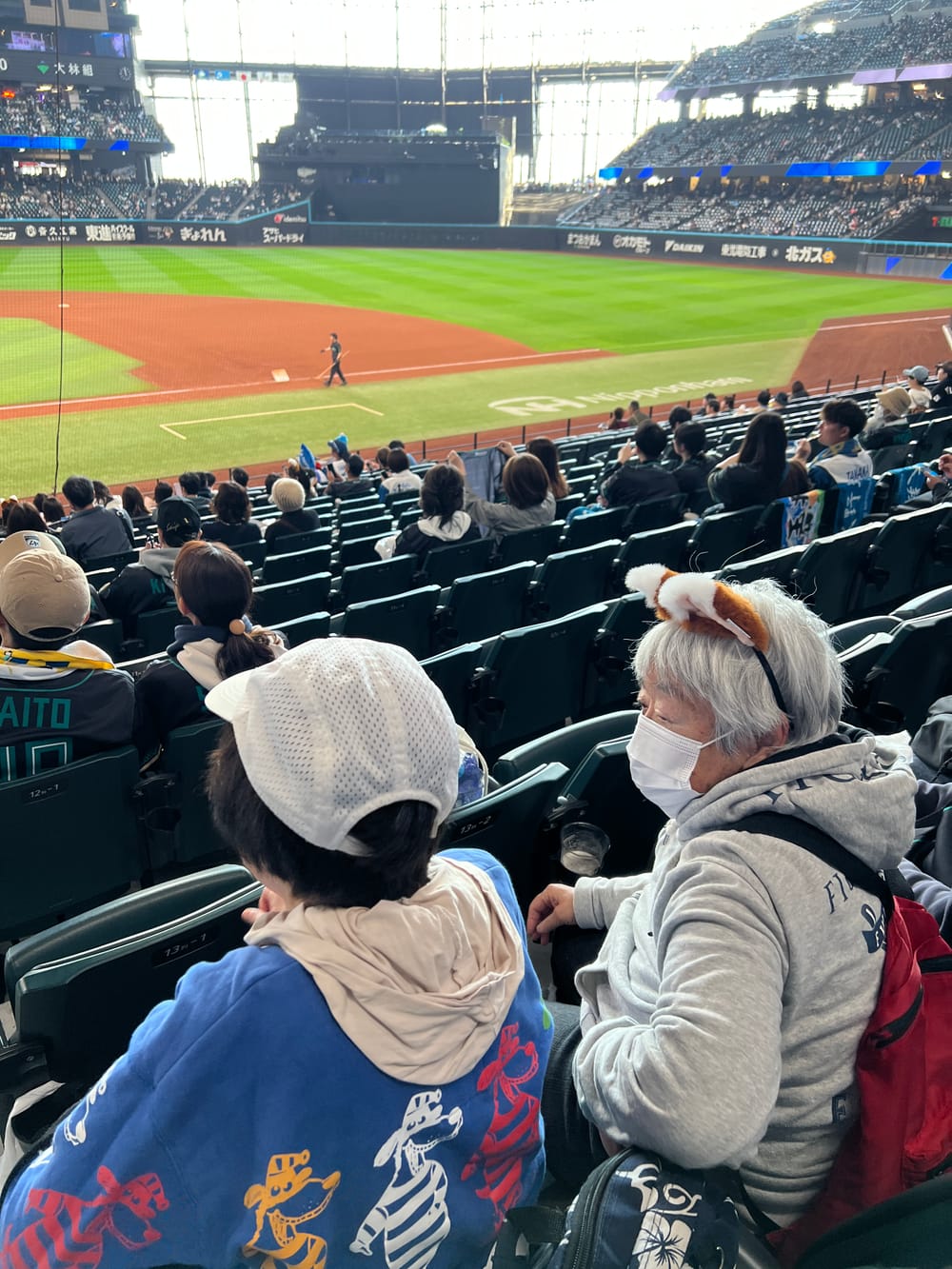 エスコンフィールドで野球観戦を楽しんでいる様子