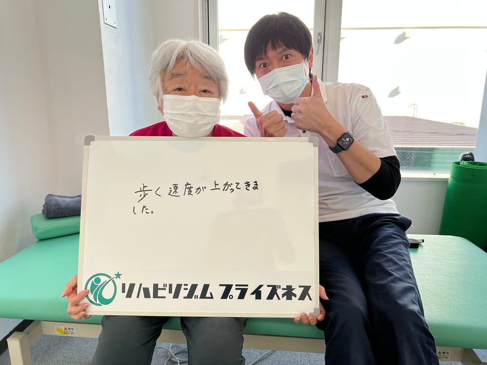 スタッフと一緒に笑顔で写る、通われている方