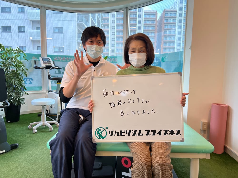 スタッフと一緒に笑顔で写る、通われている方